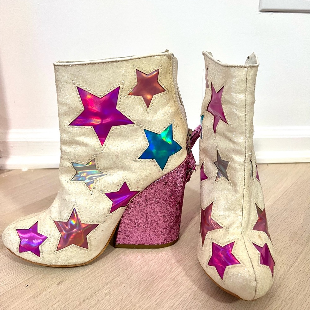 YRU Jem star booties size 6